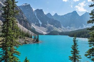 Hiking In Canada – 9 Best Hikes In Canada (Expert Guide)